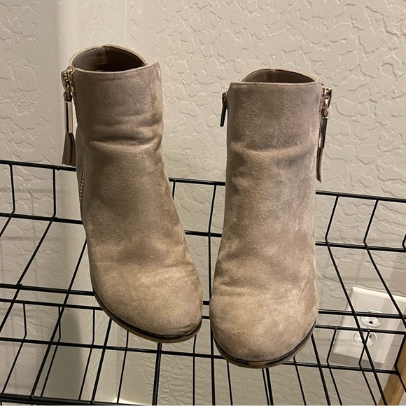 Booties⛰️ - Picture 2 of 4